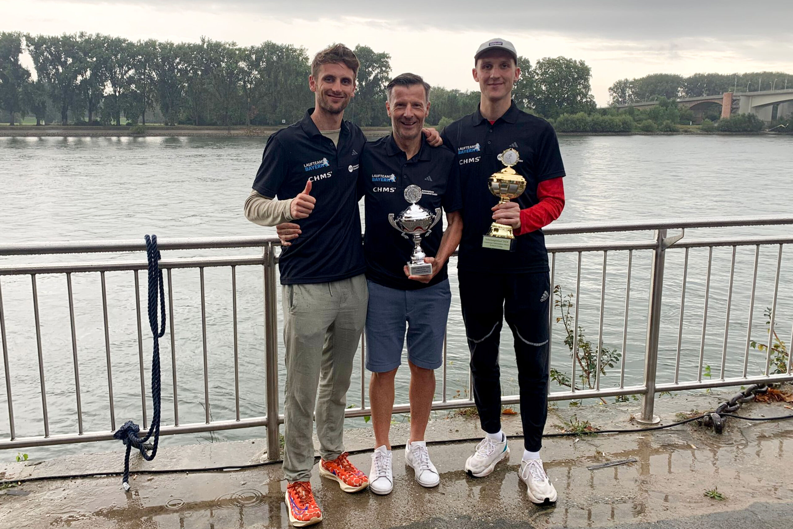 Athleten des Laufteam Bayerns mit Pokal