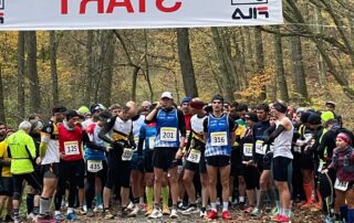 Die Läufer des Laufteam Bayern stehen am Start des Zeiler Waldmarathon