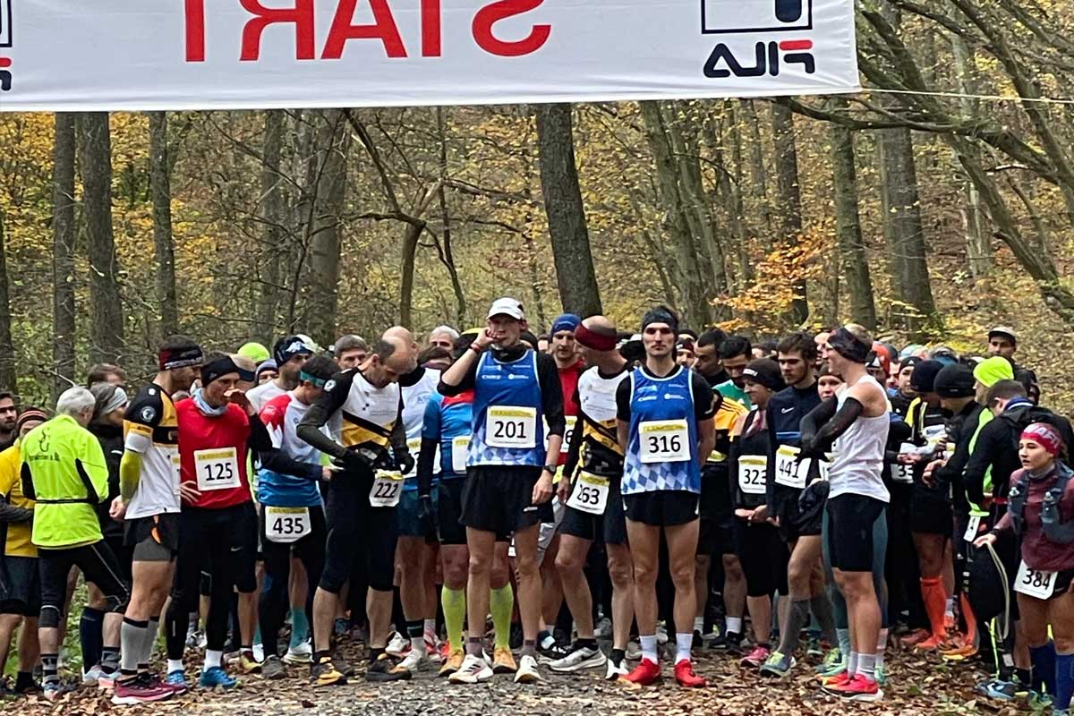 Die Läufer des Laufteam Bayern stehen am Start des Zeiler Waldmarathon