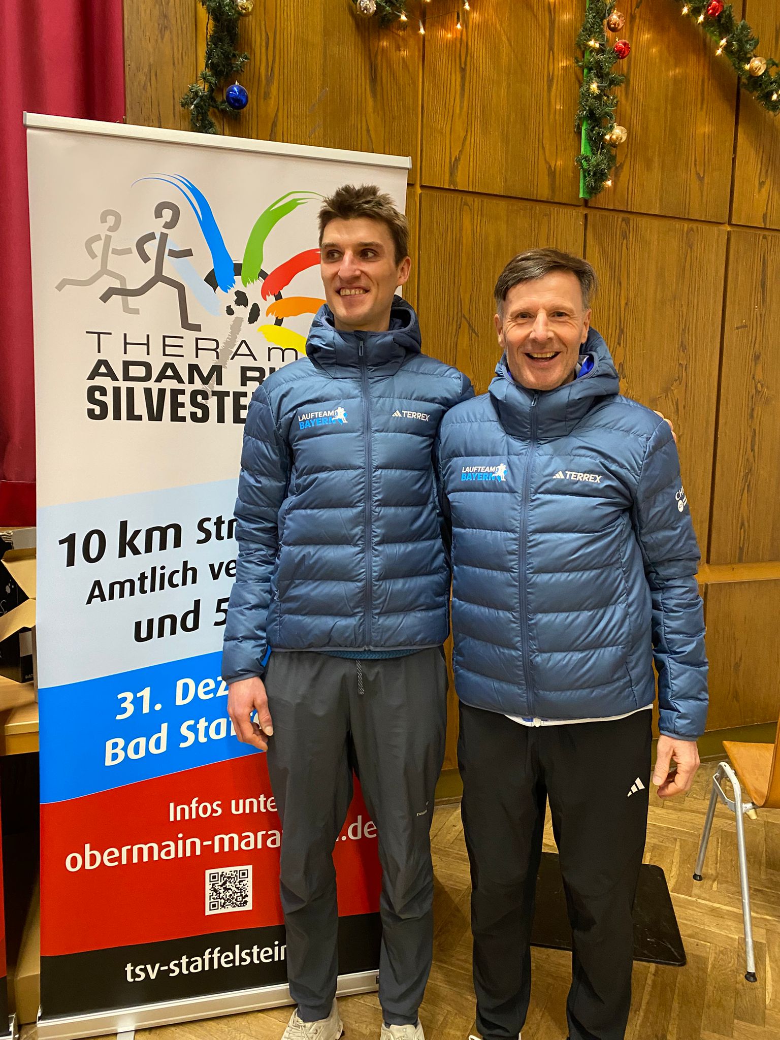 Siegerehrung Silvesterlauf Leon Schübel und Michael Mettin