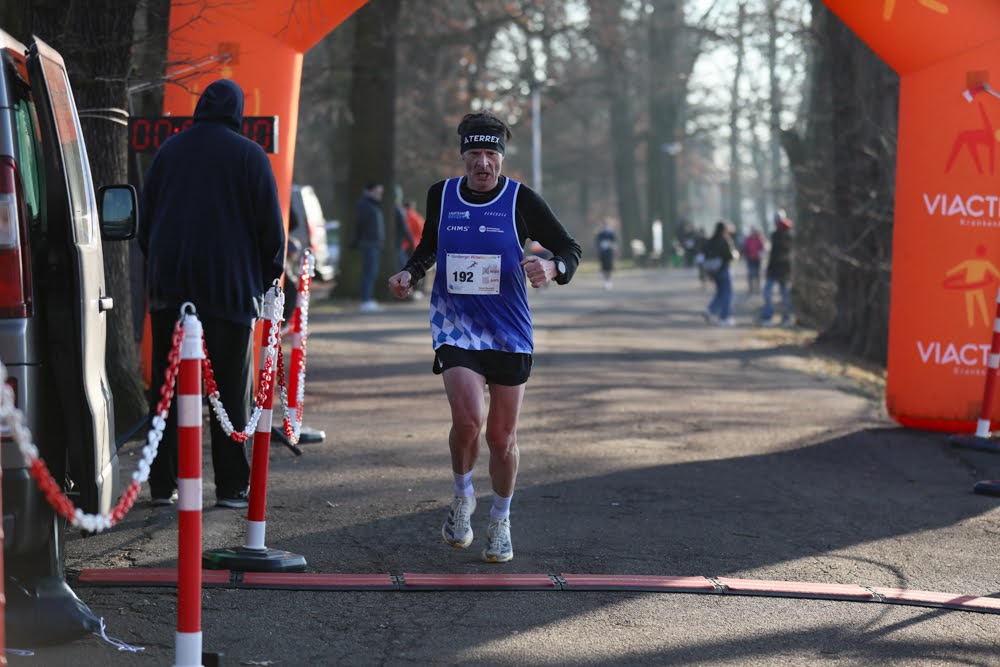 Michael Mettin läuft beim Winterlauf in Nürnberg ins Ziel.